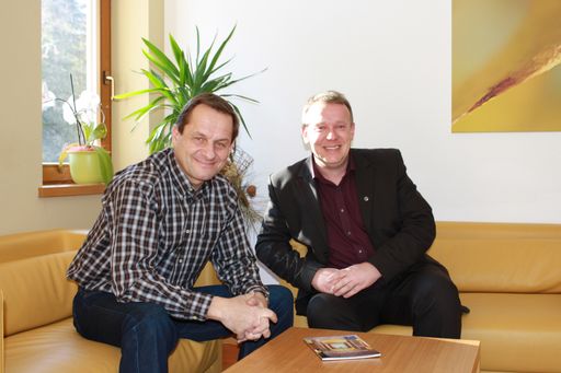 Vorschau Bild von v.l.n.r.: DSV Präsident Alfons Hörmann und Hoteldirektor Georg Weitlaner (Falkensteiner Hotel & Spa Alpenresidenz Antholz)