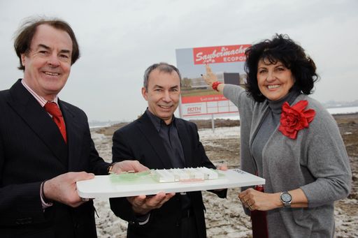 http://pressefotos.at/m.php?g=1&u=55&dir=201002&e=20100205_s&a=event
v.l.n.r.: Saubermacher CEO Hans Roth, Dipl.-Arch. Alfred Bramberger und Margret Roth