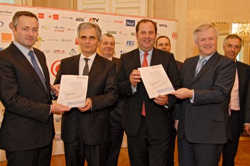 Internetdeklaration an die Österreichische Bundesregierung .von links: Hannes Ametsreiter, Generaldirektor Telekom Austria Group, Bundeskanzler Werner Faymann, Finanzminister Josef Pröll, Rudolf Kemler, Generaldirektor HP Österreich.
