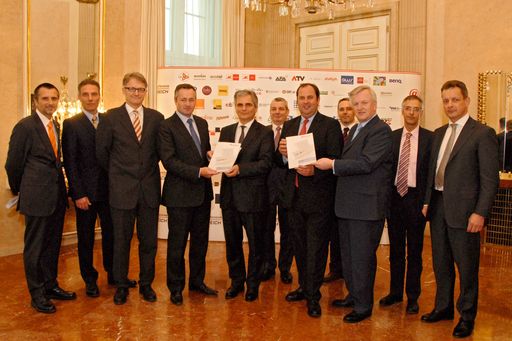 Vorschau Bild von Übergabe Internetdeklaration an die Österreichische Bundesregierung .von links: Berthold Thoma, Präsident Hutchison 3G Austria, Michael Krammer, CEO Orange, Leo Steiner, Generaldirektor IBM Österreich, Hannes Ametsreiter, Generaldirektor Telekom Austria Group, Bundeskanzler Werner Faymann, Georg Serentschy, Geschäftsführer Telekommunikation, RTR-GmbH, Finanzminister Josef Pröll, René Tritscher, Geschäftsführer Fachverband Telekom-Rundfunk WKÖ, Rudolf Kemler, Generaldirektor HP Österreich, Mathias Grandosek, Telekom-Experte Arbeiterkammer, Alfred Pufitsch, CEO Tele2 Österreich.