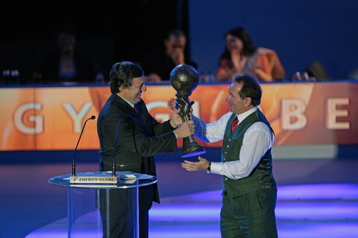 EU Kommissionspräsident José Manuel Barroso prämiert den österreichischen Unternehmer Klaus Fronius mit dem internationalen Energy Globe Award.(Europaparlament in Brüssel 2008).