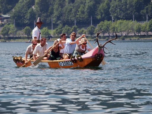  Voller Einsatz in Dirndl und Lederhose: Spaß und Brauchtum sind die Zutaten des neuartigen Tourismus-Events "Trachtenboot-Cup", der heuer im Luli und August an 10 hemischen Seen über die Bühne gehen wird.