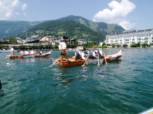 Vorschau Bild von Am Zeller-See vor dem Grand Hotel fand im August die Trachtenboot-Weltpremiere statt, heuer geht es mit 10 Events quer durch Österreich.