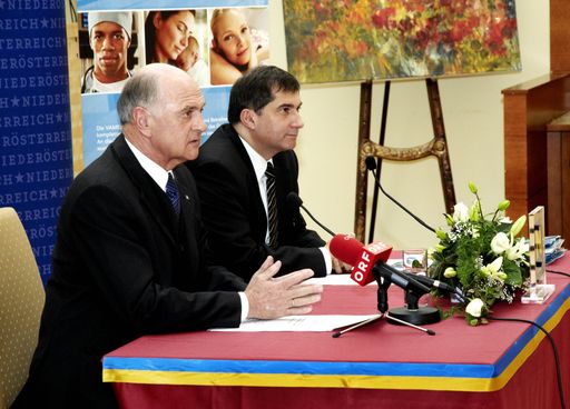 Vorschau Bild von V.l.n.r.: LH DI Dr. Erwin Pröll, GD Dr. Ernst Wastler, VAMED AG