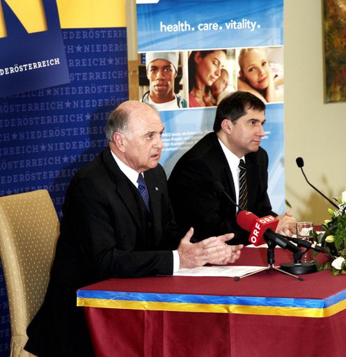 Vorschau Bild von V.l.n.r.: LH DI Dr. Erwin Pröll, GD Dr. Ernst Wastler, VAMED AG