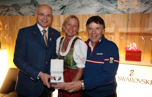 ÖOC Präsident Dr. Karl Stoss und ÖOC Vizepräsident Prof. Peter Schröcksnadel überreichen ÖW-Geschäftsführerin Dr. Petra Stolba einen eigens für die Olympiade produzierten Swarovski Kristall.