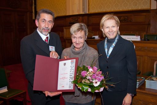Christine Nöstlinger erhält den Buchpreis der Wiener Wirtschaft aus den Händen von Wirtschaftskammer Wien Präsidentin Brigitte Jank und Fachgruppenobmann Georg Glöckler
