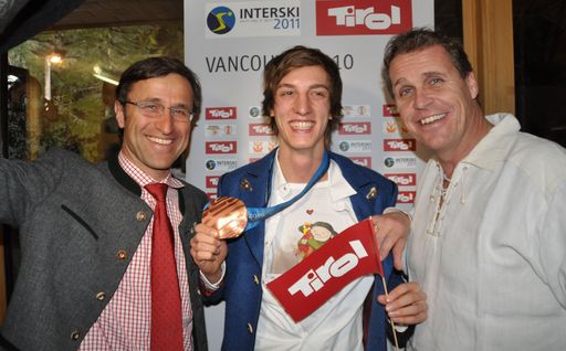  Von links: Josef Margreiter, GF der Tirol Werbung, Bronzemedaillen-Gewinner Gregor Schlierenzauer und Martin Ebster, GF TVB St. Anton am Arlberg