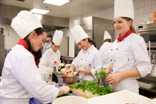 Vorschau Bild von Auch das exzellente Buffet wurde von den Schülern der HLTW13 selbst zubereitet.
