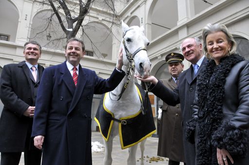 Im Bild von links nach rechts:.Erwin Klissenbauer / Span. Hofreitschule, Bundesminister Niki Berlakovich, Lipizzanerhengst Siglavy Allegra, Stallmeister Hannes Hamminger, NÖ Landeshauptmann Erwin Pröll und Generaldirektorin Elisabeth Gürtler / Spanische Hofreitschule.