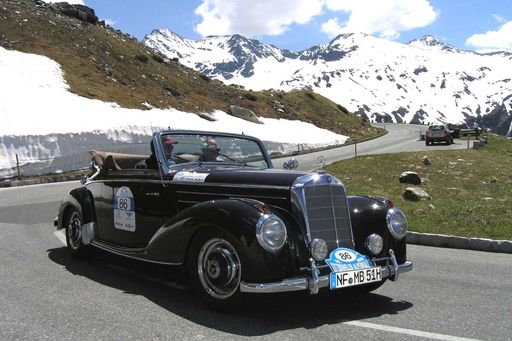 Vorschau Bild von 23. Kitzbüheler Alpenrallye - Schneebedeckte Gipfel auf den Bergen, Frühlingsblüte in den Tälern - die Kitzbüheler Alpenrallye bietet unvergleichliche landschaftliche Kontraste.