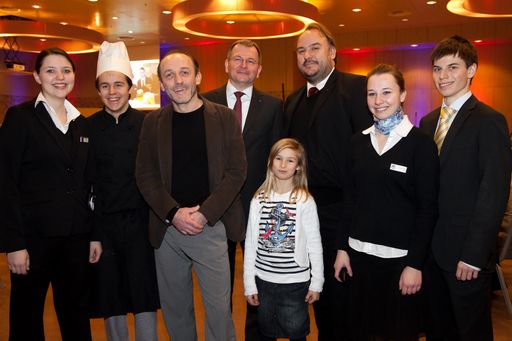 Vorschau Bild von Direktor Gerhard Messinger (Geschäftsführer der Austria Trend Hotels) stellt Oscar-Preisträger Karl Markovics sein Junior-Hotelteam vor.
Dir. Messinger: "Diese Zusammenarbeit ist ein perfekter Dialog zwischen Schule und Wirtschaft."