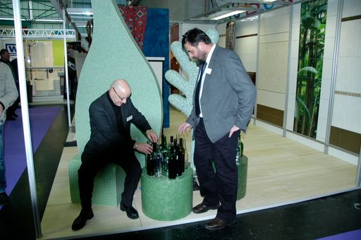  Arch.Dipl.Ing Thomas Gruber (links) beglückwünscht den "Biofliesen-Pionier Helmut Huber für seine "gesunde" Tat