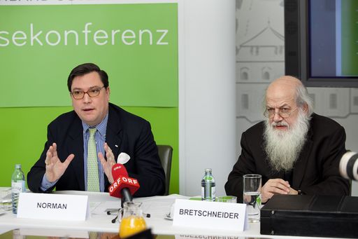 http://pressefotos.at/m.php?g=1&u=66&dir=201002&e=20100217_a&a=event
Neue VVO-GfK-Studie zur Altersvorsorge: Gestern, heute,
morgen - 25 Jahre in der Lebensversicherung. Im Bild vlnr.:
Generalsekr. Norman-Audenhove (VVO) und Prof. Dr. Rudolf Bretschneider (GfK)