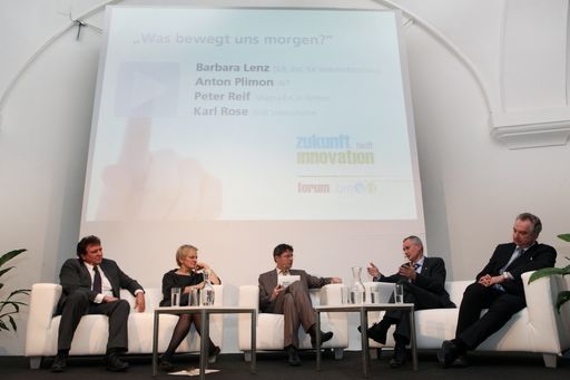 http://pressefotos.at/m.php?g=1&u=82&dir=201002&e=20100216_b&a=event
Was bewegt uns morgen? forum bmvit über zukunftsfähige Mobilität
Am Podium (v.l.n.r): Peter Reif (Präsident Magna E-Car-System), Barbara Lenz (Leiterin Institut für Verkehrsforschung, Deutsches Zentrum für Luft- und Raumfahrt, Berlin), Moderator Franz Zeller (Ö1 Wissenschaftsredaktion), Anton Plimon (Geschäftsführer Austrian Institute of Technology) und Karl Rose (Chefstratege Shell International)