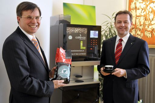  Nachhaltigkeit die schmeckt: Mag. Gerald Steger, Geschäftsführer.café+co und Bundesminister Niki Berlakovich (v.l.n.r.).