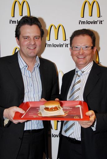 Vorschau Bild von MD Andreas Schwerla & der ehemalige Haubenkoch und jetziger Franchisenehmer Gerhard Fuchs mit dem neuen Veggie Burger