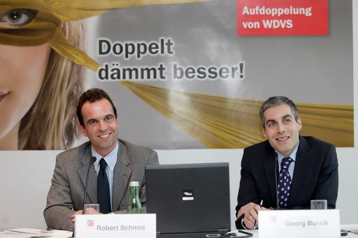 Mag. Robert Schmid (links) und Mag. Georg Bursik präsentierten im Rahmen der traditionellen Baumit Pressekonferenz die Top-Innovation 2010 - die Baumit Duplex Technologie.