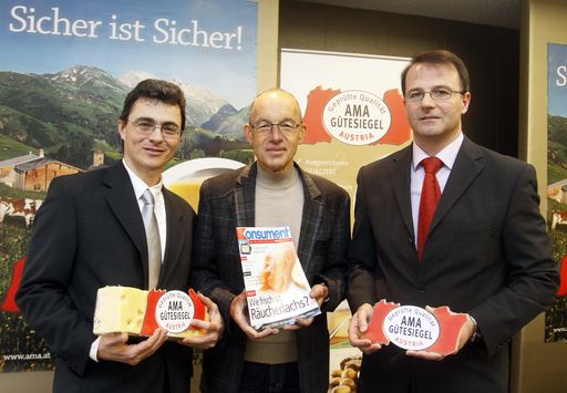 http://pressefotos.at/m.php?g=1&u=52&dir=201002&e=20100219_a&a=event
V.l.n.r.: Dr. Peter Hamedinger (AMA Marketing Produktmanager für Milch und Milchprodukte), Ing. Franz Floss (Verein für Konsumenteninformation) und DI Martin Greßl (Leiter Qualitätsmanagment/AMA Marketing) bei der heutigen Pressekonferenz "AMA-Gütesiegel-Käse: Top-Hygiene ist Grundvoraussetzung".
