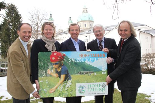 v.l.n.r.:: Der Geschäftsführer der Salzburger Land Tourismus GmbH Leo Bauernberger, Nationalpark Landesrätin Doraja Eberle, Tourismusreferent LHStvr. Dr. Willfried Haslauer, Generaldirektor der Großglockner Hochalpenstraße Dr. Christian Heu und der Geschäftsführer der Ferienregion Nationalpark Hohe Tauern GmbH Mag. Christian Wörister bei der heutigen Präsentation der Hohe Tauern Card.