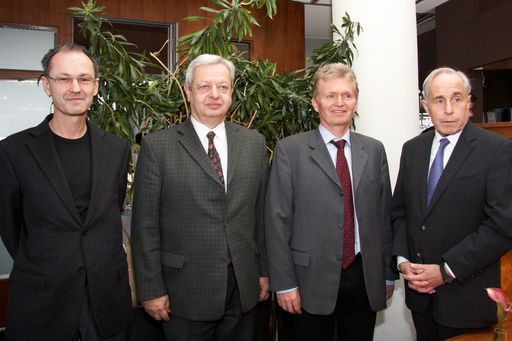 http://pressefotos.at/m.php?g=1&u=43&dir=201002&e=20100223_w&a=event
V.l.n.r.: Univ. Prof. Dr. Thomas Frischer (Universitätsklinik für Kinder- und Jugendheilkunde AKH Wien, Atem- und Allergieambulanz), Univ. Prof. DDr. Wolfgang Graninger (Ärztlicher Leiter der Klinischen Abteilung für Infektionen und Tropenmedizin, AKH), Univ. Prof. Dr. Wolfgang Gstöttner (Leiter der Klinischen Abteilung für Allgemeine Hals-, Nasen- und Ohrenkrankheiten, AKH Wien) und Univ.-Prof. Dr. Michael Kunze (Leiter des Instituts für Sozialmedizin, Medizinische Universität Wien)