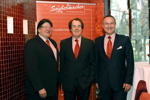 http://pressefotos.at/m.php?g=1&u=72&dir=201002&e=20100223_s&a=event
Im Bild v.l.n.r.: COO Franz Dicker, CEO Hans Roth, CFO Gerhard Schmidt