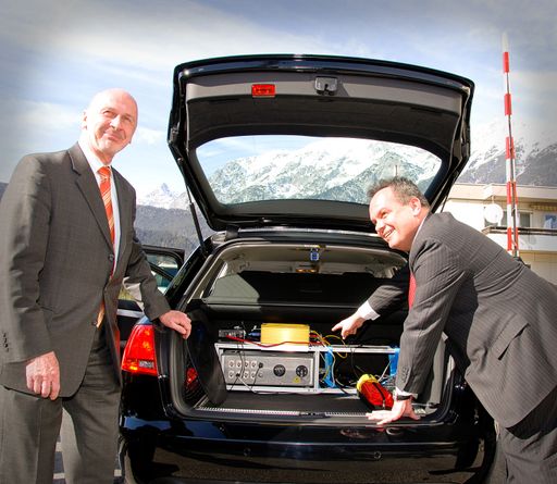 Dr. Reinhard Pfliegl, Geschäftsführer der AustriaTech (l.) und Dr. Josef Fiala, Geschäftsführer der ASFINAG Maut Service GmbH (r.) vor einem COOPERS-Testfahrzeug