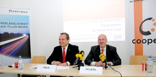 Vorschau Bild von PK COOPERS:Dr. Josef Fiala, Geschäftsführer der ASFINAG Maut Service GmbH und Dr. Reinhard Pfliegl, Geschäftsführer der AustriaTech