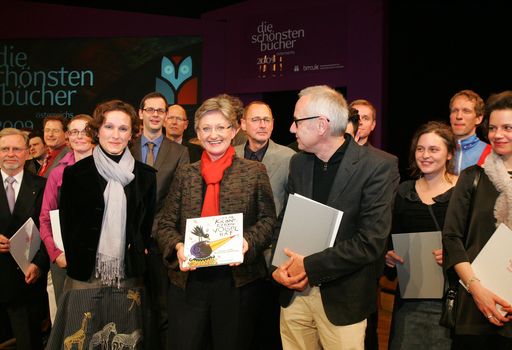 http://pressefotos.at/m.php?g=1&u=68&dir=201002&e=20100223_b&a=event
Am Dienstag wurden im Großen Sendesaal des RadioKulturhauses die Schönsten Bücher Österreichs 2009 in Zusammenarbeit mit dem Hauptverband des österreichischen Buchhandels ausgezeichnet. Im Rahmen dieses Abends gab Bundesministerin Dr. Claudia Schmied auch die Staatspreisträger 2009 bekannt. Im Bild: BM Claudia Schmied inmitten der Nominierten.