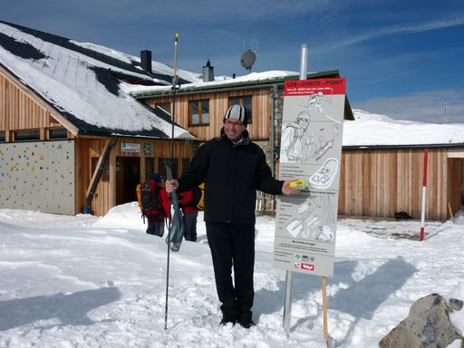 Anton Steixner mit LVS-Gerät und Lawinensonde vor dem LVS-Checkpoint Lizumerhütte.