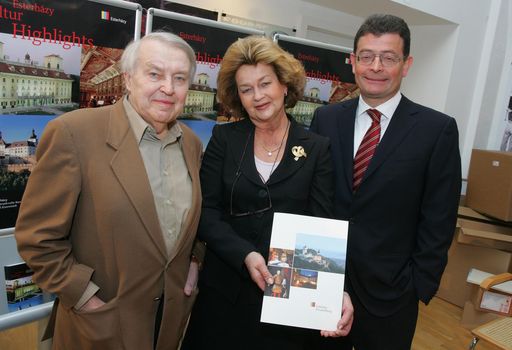 http://pressefotos.at/m.php?g=1&u=68&dir=201002&e=20100224_e&a=event
Die Musik und Literatur Tschechiens und der Slowakei stehen im Mittelpunkt des 2. Esterházy Streichquartett Festivals, das vom 18. bis 20. Juni 2010 im Haydnsaal des Schlosses Esterházy in Eisenstadt stattfinden wird.