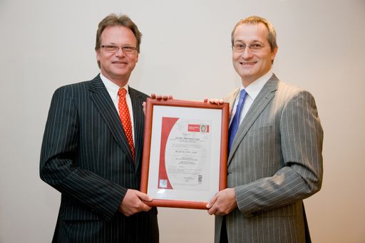 v.l.n.r.: Hannes Lechner, Regionaldirektor Ibis
Hotels Österreich; Dipl.-Ing. Rudolf Pichler, Geschäftsführer Bureau
Veritas Österreich.