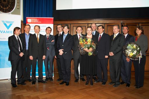 http://pressefotos.at/m.php?g=1&u=43&dir=201002&e=20100224_v&a=event
V.l.n.r. Ao. Univ.-Prof. Dr. R. Crevenna (Uniklinik f. Physikal. Med. u. Rehab.-AKH Wien), Univ.-Prof. Mag. Dr. M. Hengstschläger (Med. Uni Wien, Vorstand Inst. f. Med. Genetik), O.Univ.-Prof. Dr. C. Herold (Med. Univ. of Vienna Internat. GmbH), Univ.-Prof. Dr. F. Sedlmayer (Vorstand Uniklinik f. Radio-Onkologie, LKH Salzburg, Uniklinikum der PMU), Mag. G. Koos (Vorstandsmitglied VAMED AG), Ao. Univ.-Prof. Dr. A. Gaiger (Uniklinik f. Innere Medizin I-AKH Wien), Univ.-Prof. Dr. C. Zielinski (Vizerektor f. klin. Angelegenheiten d. Med.Uni Wien, Vorstand Uniklinik f. Innere Medizin I-AKH Wien), D. Kiefhaber (GF Österr. Krebshilfe), Prof. Dr. med. T. Licht (HELIOS Schlossbergklinik Oberstaufen/D), Dr. E. Wastler (Generaldir. VAMED AG), Ass.-Prof. Dr. L. Auerbach (Uniklinik f. Frauenheilkunde-AKH Wien), Dr. P. Rezar (Landesrat f. Gesundheit u. Soziales Bgld), Dr. G. Zuna-Kratky (Dir. Techn. Museum Wien)