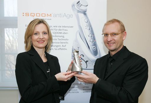  http://pressefotos.at/m.php?g=1&u=68&dir=201002&e=20100225_u&a=event
SQOOM bietet eine intensive Schönheitspflege - ohne Nadel und Skalpell. Die patentierte Synchronschaltung von Schallwellen und Ionisation transportiert die Wirkstoffe der Gels tief in die Haut und regt die Kollagenproduktion und Zellteilung an.