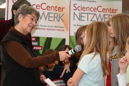 Margit Fischer prämiert die "hands-on-X-Netz"-PreisträgerInnen des ScienceCenter-Netzwerks
