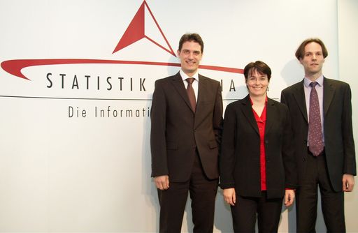 http://pressefotos.at/m.php?g=1&u=43&dir=201003&e=20100301_s&a=event
Bildung in Zahlen 2008/2009 - V.l.n.r. Dr. Konrad Pesendorfer (Fachstatistischer Generaldirektor, Statistik Austria), Mag. Regina Radinger (Direktion Bevölkerung, Statistik Austria) und Dr. Markus Schwabe (Direktion Bevölkerung, Statistik Austria)