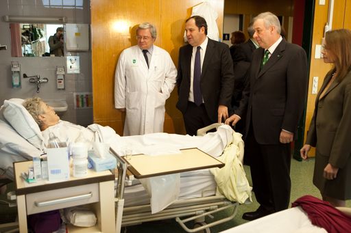 ÖVP-Chef Finanzminister Josef Pröll sowie LH-Stv. Hermann Schützenhöfer und Wissenschaftsministerin Beatrix Karl besuchen Patienten des LKH Graz im Rahmen des Steiermark-Tags am 1. März.