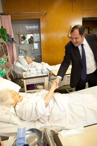 Vorschau Bild von ÖVP-Chef Finanzminister Josef Pröll sowie LH-Stv. Hermann Schützenhöfer und Wissenschaftsministerin Beatrix Karl besuchen Patienten des LKH Graz im Rahmen des Steiermark-Tags am 1. März.