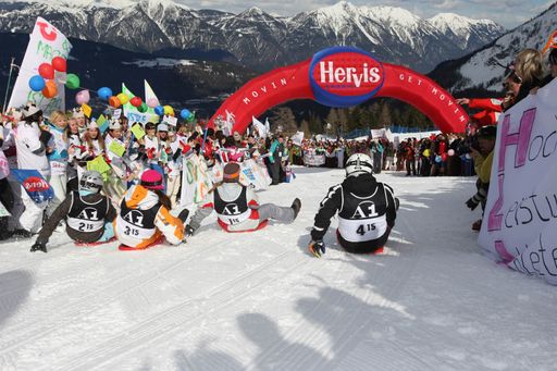 Vorschau Bild von SchülerInnen beim Abschlussrennen bei Österreichs größtem Skikurs.
