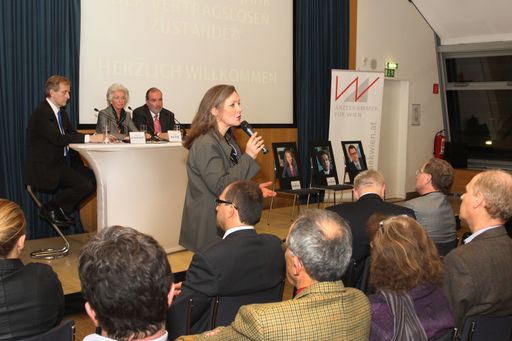 Einzig die Gesundheitssprecherin der Grünen, Sigrid Pilz, hat den Weg in die Urania zur Ärztekammer-Diskussion "Wird 2010 das Jahr der vertragslosen Zustände?" gefunden.