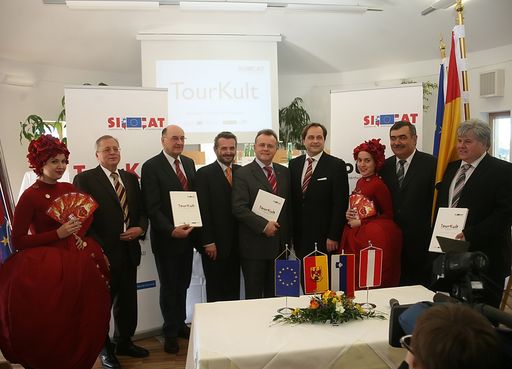 v.l.n.r.: Hubert Janics (Bezirkshauptmann Jennersdorf und Obmann/J:opera), Franz Kern (Bürgermeister St. Martin/Raab), Johannes Meissl (isa), Hans Niessl (Landeshauptmann Burgenland), Dietmar Kerschbaum (Intendant/J:opera), Stanko Gregorec (Landespräsident Pomurje/Slowenien) und Daniel Kalamar (Bürgermeister Grad/Slowenien)