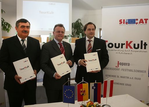 Vorschau Bild von v.l.n.r.: Stanko Gregorec (Landespräsident Pomurje/Slowenien), Hans Niessl (Landeshauptmann Burgenland) und Dietmar Kerschbaum (Intendant/J:opera)