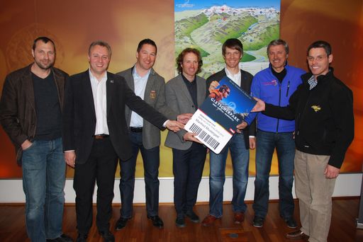  Die Tiroler Top-Regionen Pitztal, Kaunertal und Imst-Gurgltal rund um den Naturpark Kaunergrat schließen sich heuer zum Gletscherpark zusammen - und positionieren den alpinen Sommer abseits des Massentourismus in den drei Regionen neu. Stolz präsentieren die Verantwortlichen die neue Gletscherpark Card: Ernst Partl, GF Naturpark Kaunergrat; Stefan Weirather, Obmann TVB Imst-Gurgltal; Rainer Schultes, Obmann TVB Pitztal; Dietmar Benedetti, Marketingleiter Pitztaler Gletscherbahnen; Stefan Richter, Marketingleiter Kaunertaler Gletscherbahnen; Hansjörg Wohlfarter, GF Hochzeiger Bergbahnen und Bernhard Schöpf, GF Imster Bergbahnen (v.l.n.r.) .