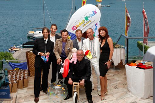 Das frisch renovierte Kinderhotel Vespera in Kroatien (Mali Losinj) ist neuer Mitgliedsbetrieb der Kinderhotels Europa. Das Team der Kinderhotels, v.l.n.r.: Christian Stroitz, Michael Stroitz, Mario Stroitz, Dieter Stroitz, Gerhard Stroitz, Andrea Ulbing und vorne Siggi Neuschitzer.
