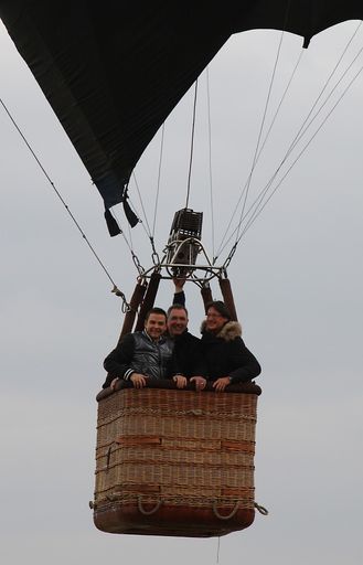 Anlässlich der Klausur des BZÖ-Parlamentsklub im steirischen Bad Waltersdorf erkundete die Parteispitze die oststeirische Landschaft unter dem Motto "Orange im Aufwind" in der Vogelperspektive. "Wir erledigen quasi die Luftraumüberwachung", witzelte der steirische BZÖ-Chef Abg. Gerald Grosz vor dem Start. Gemeinsam mit BZÖ-Bündnis- und Klubobmann Josef Bucher und Bürgeranwalt Abg. Ewald Stadler teilte sich Grosz einen Weidenkorb. Die anschließende Ballonfahrertaufe "adelte" die mitfahrenden Medienvertreter und Mandatare.