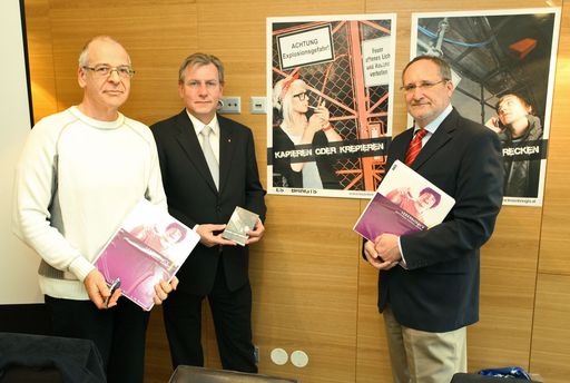  http://pressefotos.at/m.php?g=1&u=54&dir=201003&e=20100304_b&a=event
Im Bild v.l.n.r.: Dipl.Päd. Hermann Pitzer (Geschäftsführung Buch.Zeit - Lesekompetenzzentrum), Fritz Enzenhofer (Landesschulratspräsident), Dipl.Päd. Wolfgang Lanzinger (Geschäftsführung Buch.Zeit)