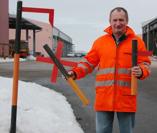  Schneeräumsymbole aus Mülltonnen-Recycling: Manfred Pfeiffer von der Straßenmeisterei St.Pölten zeigt die nach seiner Idee von NÖ Sozialprojekten produzierten, stabilen und flexiblen Einsteck-Symbole.