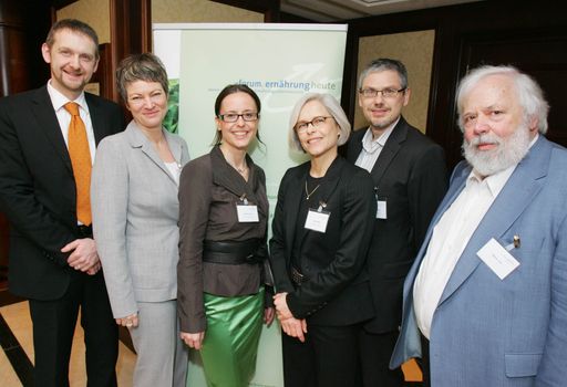 http://pressefotos.at/m.php?g=1&u=68&dir=201003&e=20100304_f&a=event
Einen Tag lang widmeten sich österreichische und deutsche ExpertInnen in Vorträgen, Workshops und Diskussionen dem Genuss .und seiner Bedeutung für Gesundheit und Lebensqualität. Im Bild v.l.n.r.: .Dr. Christopher Mayr, Obmann des forum. ernährung heute (f.eh), Mag. Hanni Rützler (futurefoodstudio, Wien), Mag. Marlies Gruber (f.eh), Univ.-Prof. Dr. Ines Heindl (PH Flensburg), Univ.-Prof. Dr. Jürgen König (Universität Wien) und Dr. Rainer Lutz (Universität Marburg)