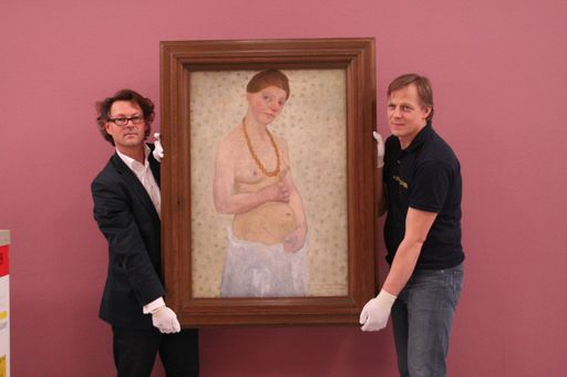 Kunsthalle-Leiter Hans-Peter Wipplinger (links) und Karl Unterweger (Kunsthalle, Arthandling; rechts) mit dem Selbstportät von Paula Modersohn-Becker