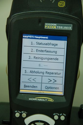 Am Display des RFID-Datenerfassungsgerätes werden die Mitarbeiter von Arbeitsschritt zu Arbeitsschritt geführt und buchen online im ERP-System.